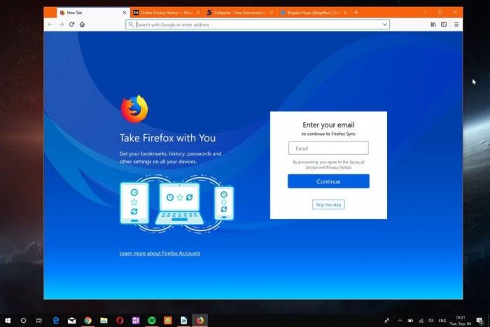 Mozilla今日面向所有支持的桌面平臺發布了Firefox 62正式版，雖然舊版本目前仍未開放升級通道，但心急的用戶可以前往服務器下載最新版本。新版Firefox強化了同步功能，允許用戶斷開服務移除收藏夾、訪問歷史、密碼、cookies和緩存等數據。   此外，在“漢堡”菜單中新增了追蹤保護的開關，在 開發 者工具中引入了三個面板的窗口查看器。對于普通用戶來說，最為重要的改進是新標簽的配置，自該版本開始新標簽頁可以配置顯示熱門 網站 、高亮、Pocket數據，以及選擇多少行數據顯示等等。   新版本中最為實用的改進是位于地址欄右側的“ Clear Site Data and Cookies”選項，能允許用戶為已經加載的網站刪除數據。這意味著該頁面的數據能夠輕松刪除，而不需要清除整個瀏覽會話。